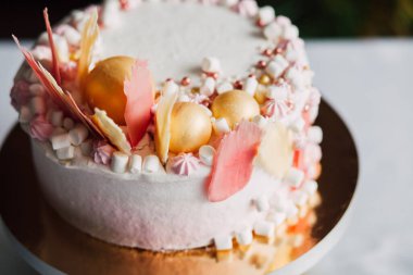 Tatlı beyaz tereyağlı pasta ve gül çiçekleri