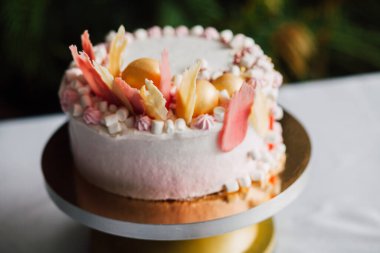 Tatlı beyaz tereyağlı pasta ve gül çiçekleri