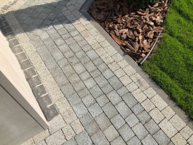 Gündüzleri şık bahçede çeşitli renklerde birbirine yakın köşeler.