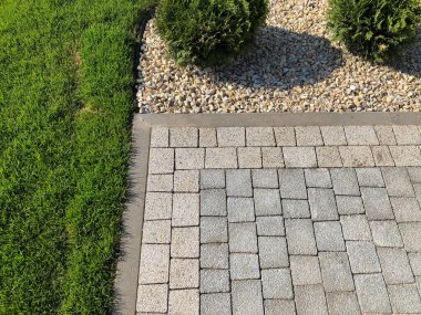 Gündüzleri şık bahçede çeşitli renklerde birbirine yakın köşeler.