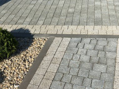 Gündüzleri şık bahçede çeşitli renklerde birbirine yakın köşeler.