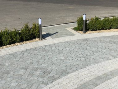 Gündüzleri şık bahçede çeşitli renklerde birbirine yakın köşeler.