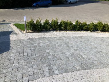 Yeşil bitkilerle dolu bahçe taşı patikası, gündüz vakti tuğla kaldırım. 