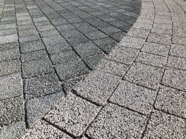 Değişik renklerde taşlar, parkta yürüyüş yolu. 