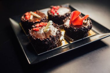 Siyah arka planda tatlı bir tatlı