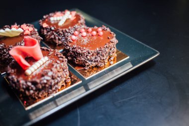 Siyah arka planda tatlı bir tatlı