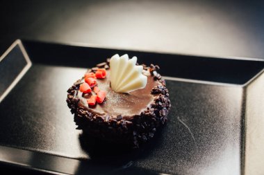 Siyah arka planda tatlı bir tatlı