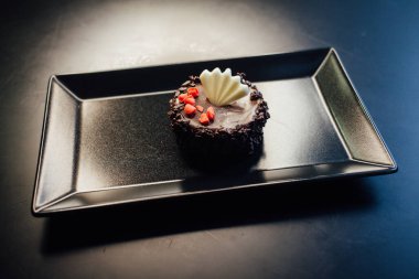 Siyah arka planda tatlı bir tatlı