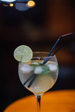 Taze buzlu meyve suyu ahşap bir masada, yakın plan.