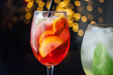 Taze buzlu meyve içecekleri ahşap bir masada, yakın plan.