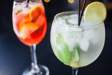 Taze buzlu meyve içecekleri ahşap bir masada, yakın plan.