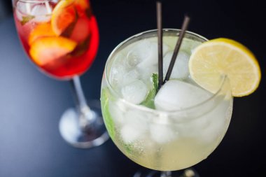 Taze buzlu meyve içecekleri ahşap bir masada, yakın plan.