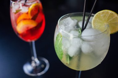 Taze buzlu meyve içecekleri ahşap bir masada, yakın plan.