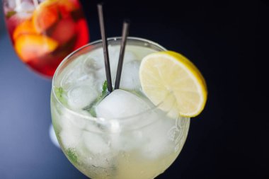 Taze buzlu meyve içecekleri ahşap bir masada, yakın plan.