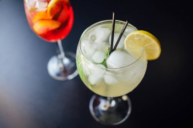 Taze buzlu meyve içecekleri ahşap bir masada, yakın plan.