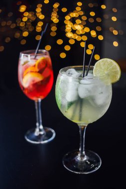 Taze buzlu meyve içecekleri ahşap bir masada, yakın plan.