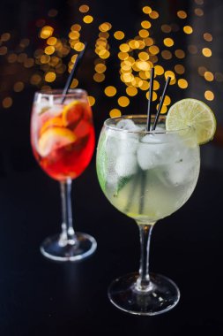 Taze buzlu meyve içecekleri ahşap bir masada, yakın plan.