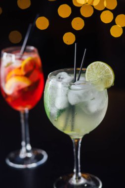 Taze buzlu meyve içecekleri ahşap bir masada, yakın plan.