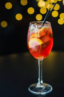 Taze buzlu meyve suyu ahşap bir masada, yakın plan.