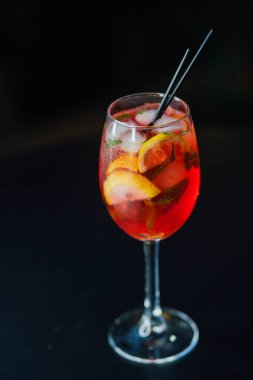 Taze buzlu meyve suyu ahşap bir masada, yakın plan.