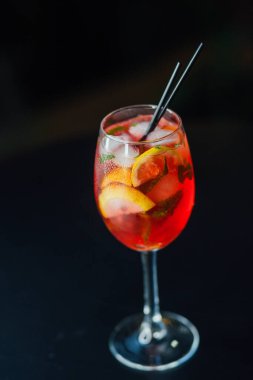 Taze buzlu meyve suyu ahşap bir masada, yakın plan.