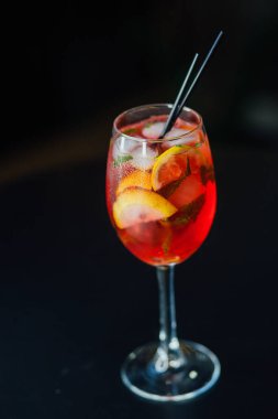 Taze buzlu meyve suyu ahşap bir masada, yakın plan.