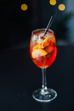 Taze buzlu meyve suyu ahşap bir masada, yakın plan.