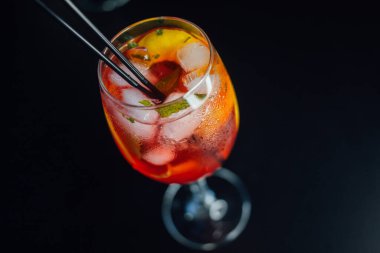 Taze buzlu meyve suyu ahşap bir masada, yakın plan.