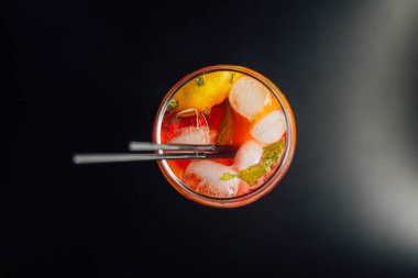 Taze buzlu meyve suyu ahşap bir masada, yakın plan.