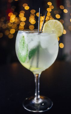 Taze buzlu meyve suyu ahşap bir masada, yakın plan.