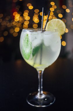 Taze buzlu meyve suyu ahşap bir masada, yakın plan.