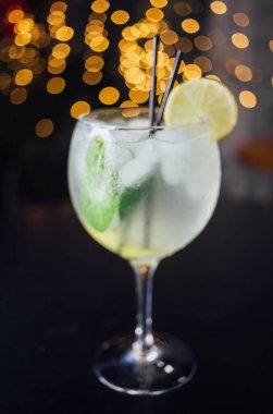 Taze buzlu meyve suyu ahşap bir masada, yakın plan.