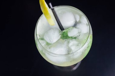 Taze buzlu meyve suyu ahşap bir masada, yakın plan.