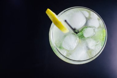 Taze buzlu meyve suyu ahşap bir masada, yakın plan.