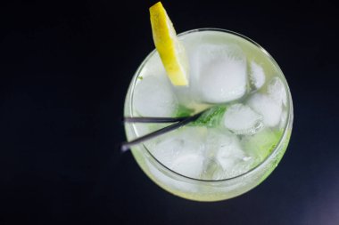 Taze buzlu meyve suyu ahşap bir masada, yakın plan.