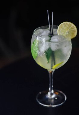 Taze buzlu meyve suyu ahşap bir masada, yakın plan.