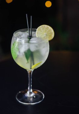 Taze buzlu meyve suyu ahşap bir masada, yakın plan.