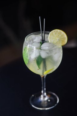 Taze buzlu meyve suyu ahşap bir masada, yakın plan.