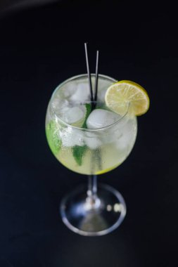 Taze buzlu meyve suyu ahşap bir masada, yakın plan.