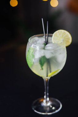 Taze buzlu meyve suyu ahşap bir masada, yakın plan.