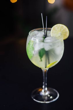 Taze buzlu meyve suyu ahşap bir masada, yakın plan.