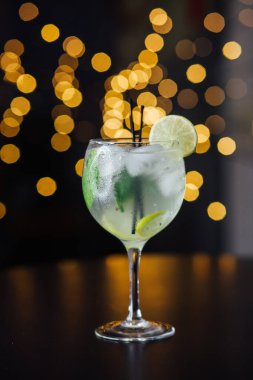 Taze buzlu meyve suyu ahşap bir masada, yakın plan.