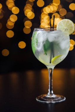 Taze buzlu meyve suyu ahşap bir masada, yakın plan.