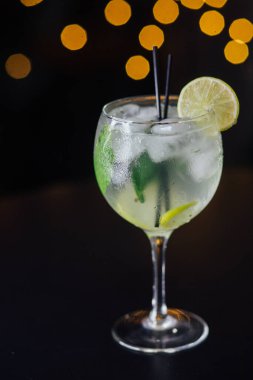 Taze buzlu meyve suyu ahşap bir masada, yakın plan.