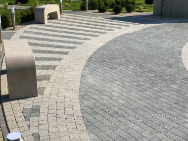 Yeşil bitkilerle dolu bahçe taşı patikası, gündüz vakti tuğla kaldırım. 