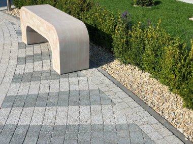 Yeşil bitkilerle dolu bahçe taşı patikası, gündüz vakti tuğla kaldırım. 