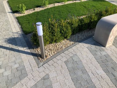 Yeşil bitkilerle dolu bahçe taşı patikası, gündüz vakti tuğla kaldırım. 