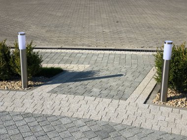 Yeşil bitkilerle dolu bahçe taşı patikası, gündüz vakti tuğla kaldırım. 