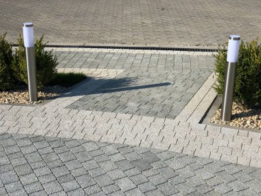 Yeşil bitkilerle dolu bahçe taşı patikası, gündüz vakti tuğla kaldırım. 