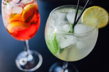 Taze buzlu meyve içecekleri ahşap bir masada, yakın plan.